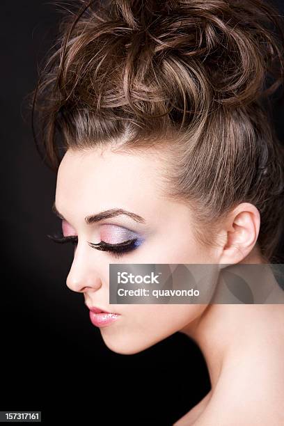 Modelo De Moda Hermoso Oscuras En False Eyelashes Y Updo Vertical Foto de stock y más banco de imágenes de Mujeres