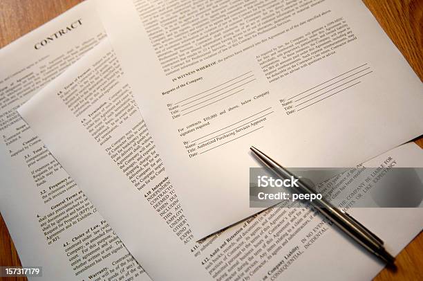 Lápiz Plata Lying On Legal De Contratos Foto de stock y más banco de imágenes de Contrato - Contrato, Documento, Acuerdo