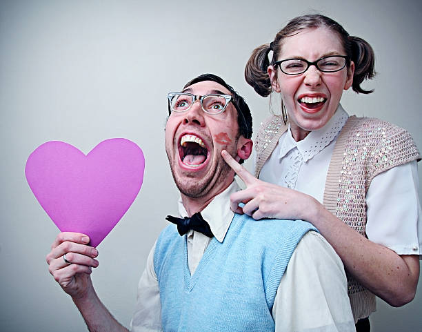 bel nerd ragazzo e ragazza in amore con cuore - valentines day love nerd couple foto e immagini stock