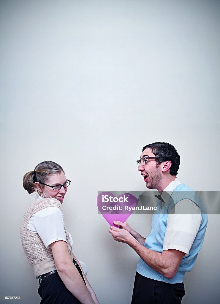 Rapaz e rapariga gira de Caixa-de-Óculos no amor com um coração - Royalty-free Nerd Foto de stock