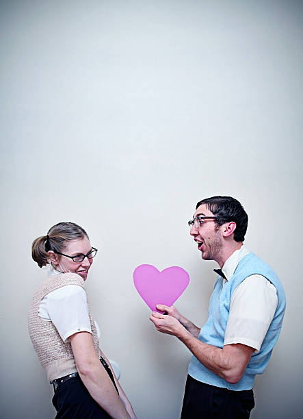 rapaz e rapariga gira de caixa-de-óculos no amor com um coração - valentines day love nerd couple imagens e fotografias de stock