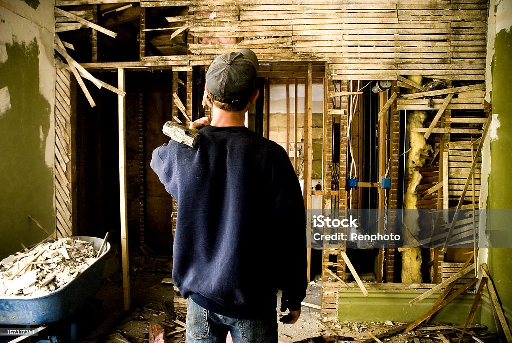 Uomo rimodellamento di una casa - Foto stock royalty-free di Edificio residenziale