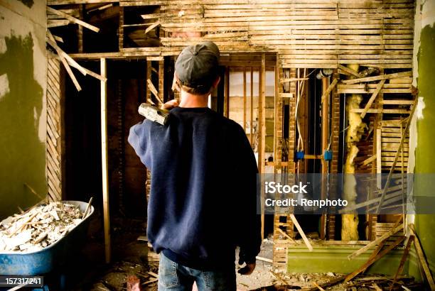 Uomo Rimodellamento Di Una Casa - Fotografie stock e altre immagini di Edificio residenziale - Edificio residenziale, Interno di casa, Restaurare