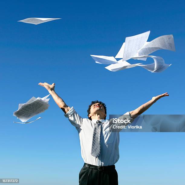 Hombre Tirando De Periódicos Foto de stock y más banco de imágenes de Lanzar - Actividad física - Lanzar - Actividad física, En medio del aire, Papel