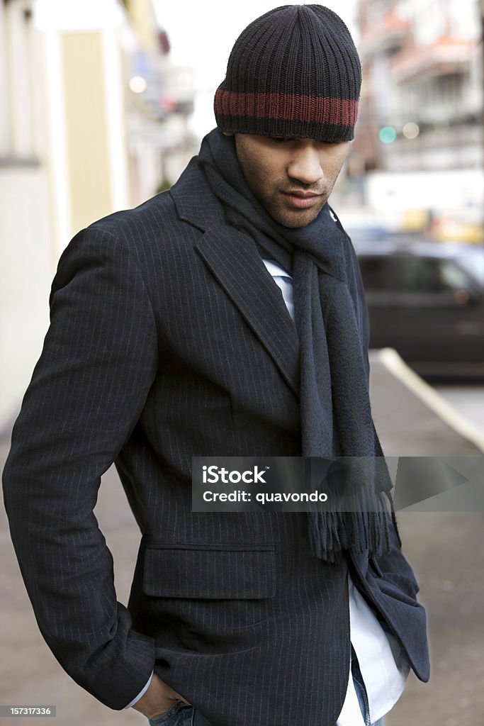 African American Young Man modelo de moda en el centro de la ciudad de bufanda, tapa - Foto de stock de 20 a 29 años libre de derechos