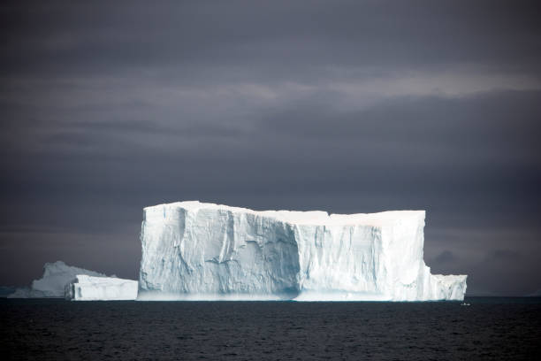 antartide iceberg - rough antarctica wintry landscape south pole foto e immagini stock