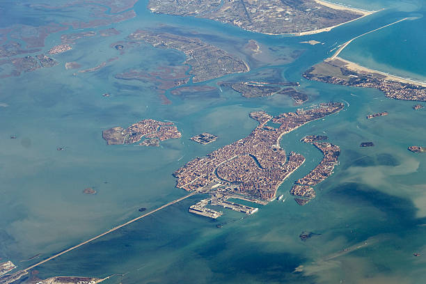 acima de veneza - lagoa veneziana - fotografias e filmes do acervo