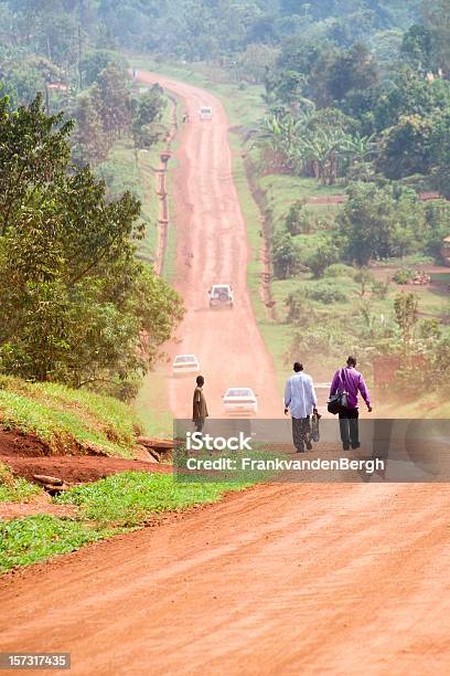Photo libre de droit de Personnes Marchant Sur Le Chemin De Terre Africaine Dusty banque d'images et plus d'images libres de droit de Ouganda