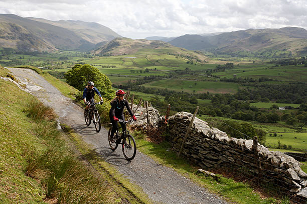 cycling в озёрный край - uk mountain color image cumbria стоковые фото и изображения