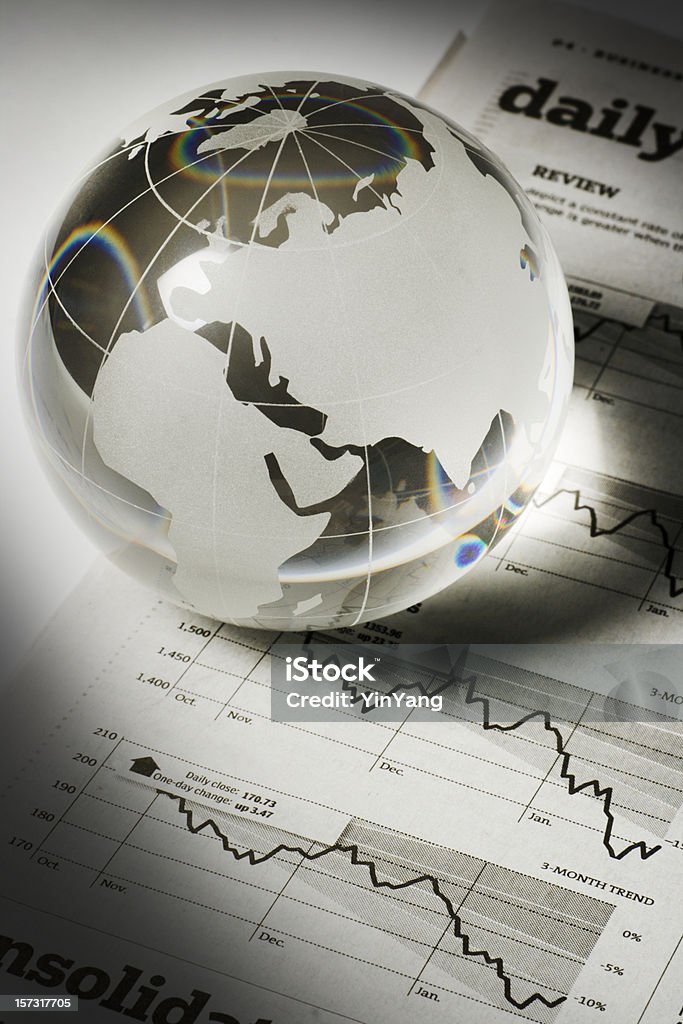 Globale Geschäfts- und Finanzwelt mit Zeitung Investitionen Seite Vorhersagen Wirtschaft - Lizenzfrei Weltkarte Stock-Foto