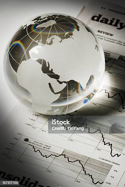 Globale Geschäfts Und Finanzwelt Mit Zeitung Investitionen Seite Vorhersagen Wirtschaft Stockfoto und mehr Bilder von Weltkarte