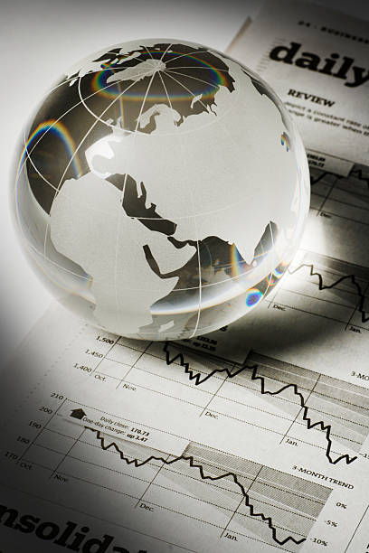 global business e finanza con giornale investimento pagina di previsioni economia - glasses stock market finance newspaper foto e immagini stock