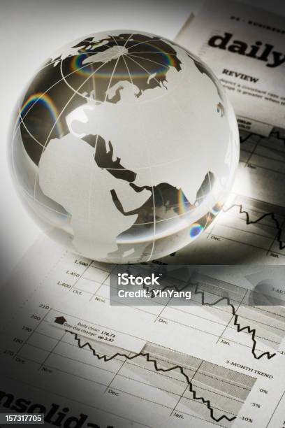 Globalnego Biznesu I Finansów W Gazecie Inwestycji Stronie Prognozy Ekonomicznej - zdjęcia stockowe i więcej obrazów Mapa świata