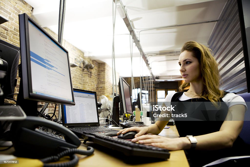 Une professionnelle Programmeur travaillant à son bureau - Photo de Programmeur libre de droits