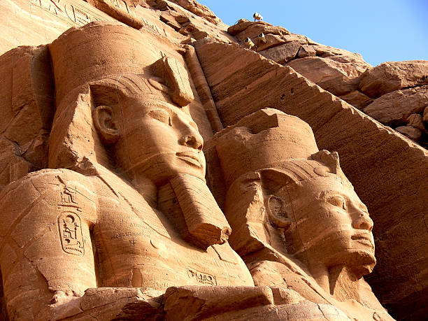 ramses ii статуй - abu simbel стоковые фото и изображения