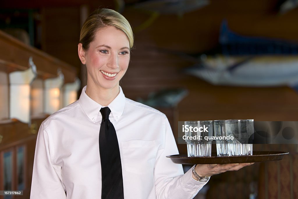 Bela loiro Gastrónomo de Empregada de Mesa no restaurante, com espaço para texto - Royalty-free Bandeja - Utensílio doméstico Foto de stock