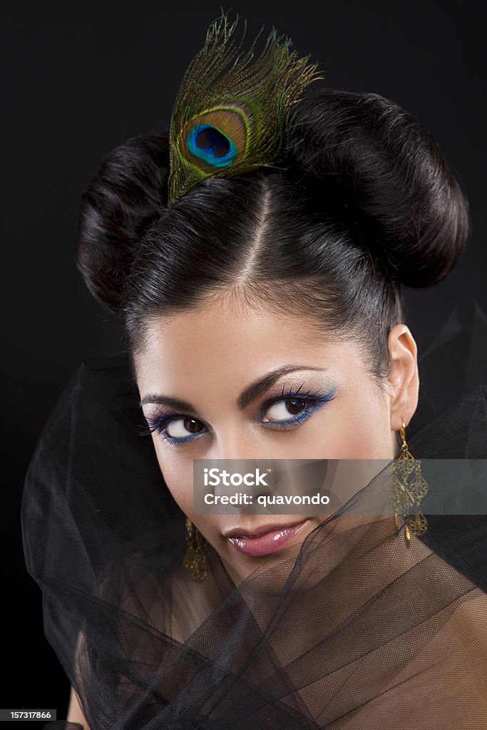Belo Retrato de mulher jovem hispânico glamoroso, maquiagem e penteados - Foto de stock de Coque - Cabelo para cima royalty-free