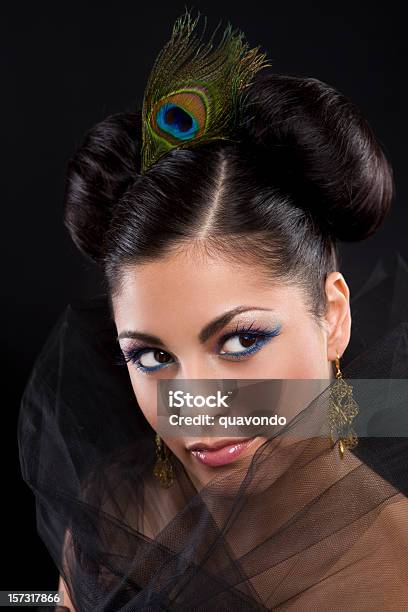 Foto de Belo Retrato De Mulher Jovem Hispânico Glamoroso Maquiagem E Penteados e mais fotos de stock de Coque - Cabelo para cima