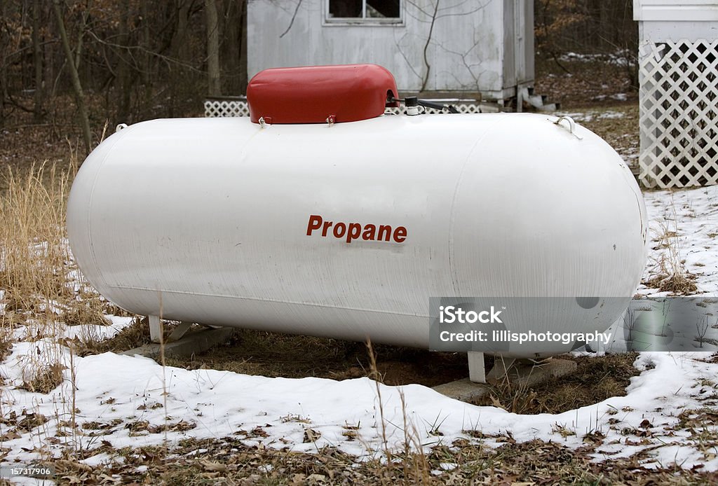 Débardeur Propane à l'extérieur en hiver - Photo de Réservoir de stockage libre de droits