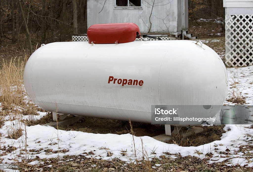 プロパンタンクの外側の冬 - 貯蔵タンクのロイヤリティフリーストックフォト
