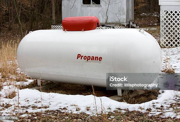 プロパンタンクの外側の冬 - 貯蔵タンクのストックフォトや画像を多数ご用意 - 貯蔵タンク, 家, 天然ガス