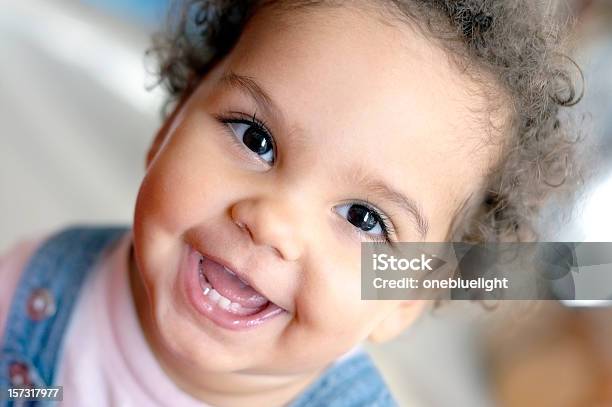 미소 아기 하위 12-23 개월에 대한 스톡 사진 및 기타 이미지 - 12-23 개월, 가식적 미소, 갈색 눈