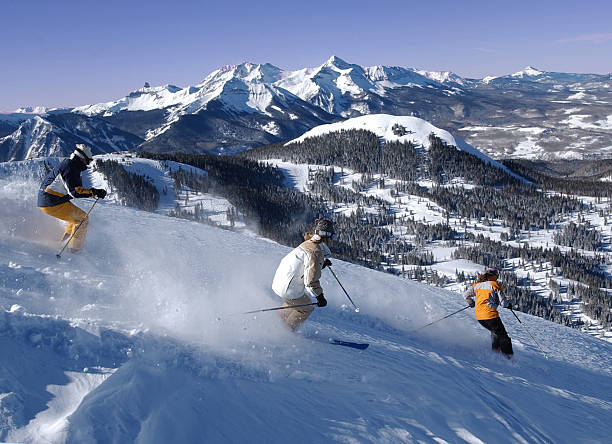 tre amici sci neve fresca - skiing family winter snow foto e immagini stock