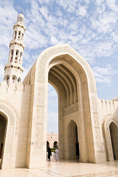 arcos de grande mesquita sultan qaboos em muscat - islam mosque oman greater masqat imagens e fotografias de stock