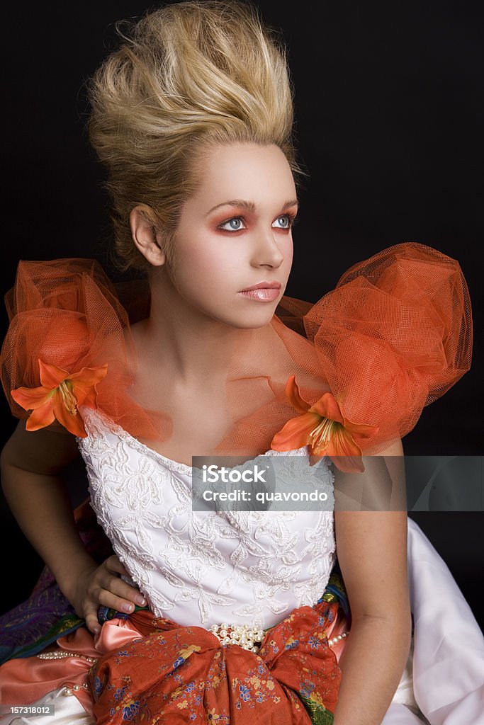 Linda noiva com o vestido de casamento moda-de-laranja no preto - Foto de stock de Alta costura royalty-free