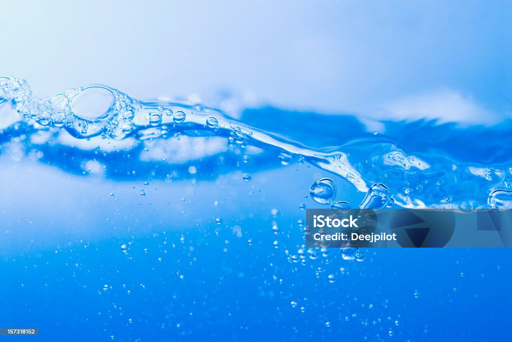 Superficie dell'acqua con onde e bolle - Foto stock royalty-free di Acqua