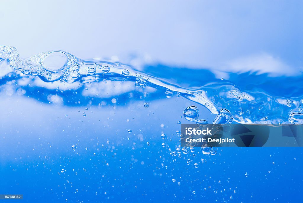 Superfície da água com ondas e as bolhas - Foto de stock de Água royalty-free