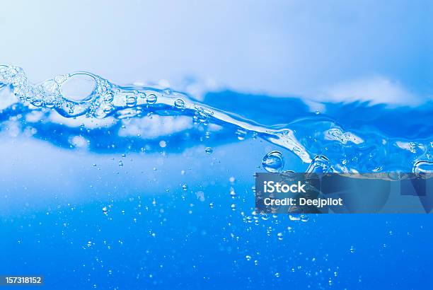 Foto de Superfície Da Água Com Ondas E As Bolhas e mais fotos de stock de Água - Água, Bolha - Estrutura física, Tensão de superfície