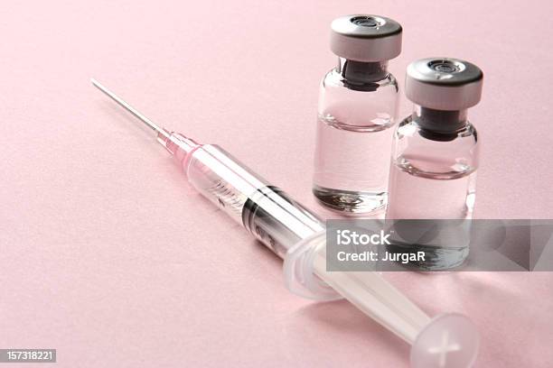 Vacinação Seringa E O Frasco Para Injectáveis Com Medicamento - Fotografias de stock e mais imagens de Seringa