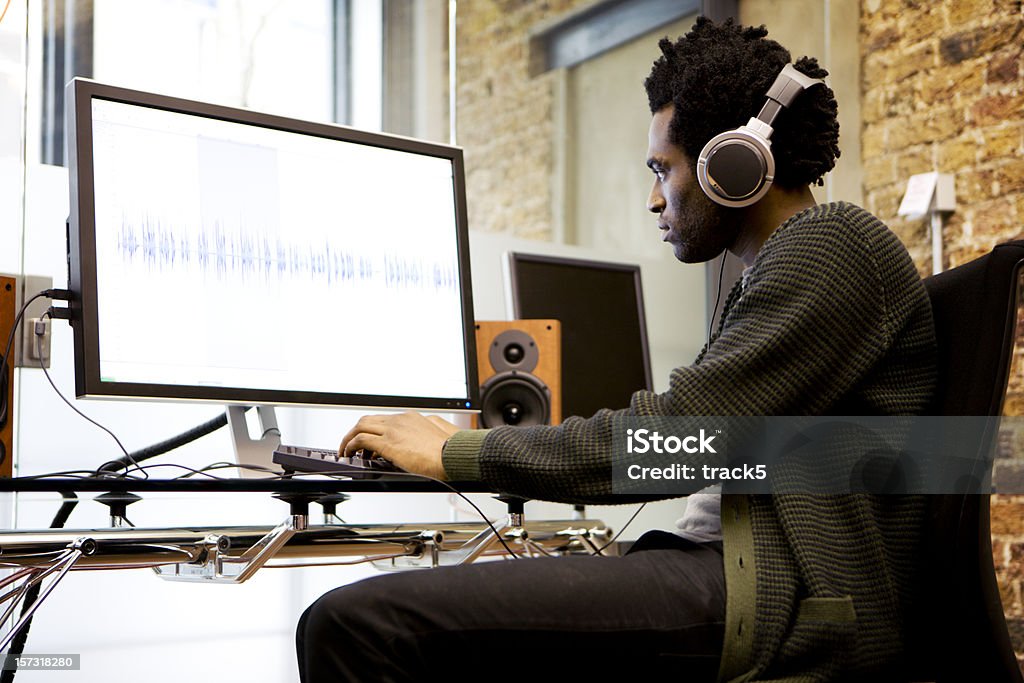 Technicien du son au travail dans son bureau vague formes de montage - Photo de Écran d'ordinateur libre de droits