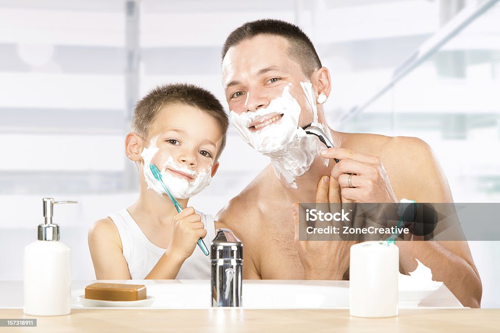 Bebé shaves con dad - Foto de stock de Padre libre de derechos