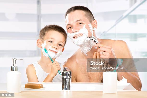 Bebé Shaves Con Dad Foto de stock y más banco de imágenes de Padre - Padre, Afeitarse, Hijo