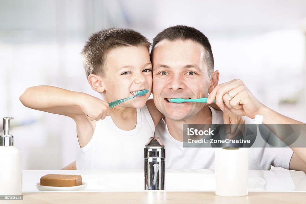 Kind seine Zähne mit Vater Pinsel - Lizenzfrei Anmut Stock-Foto