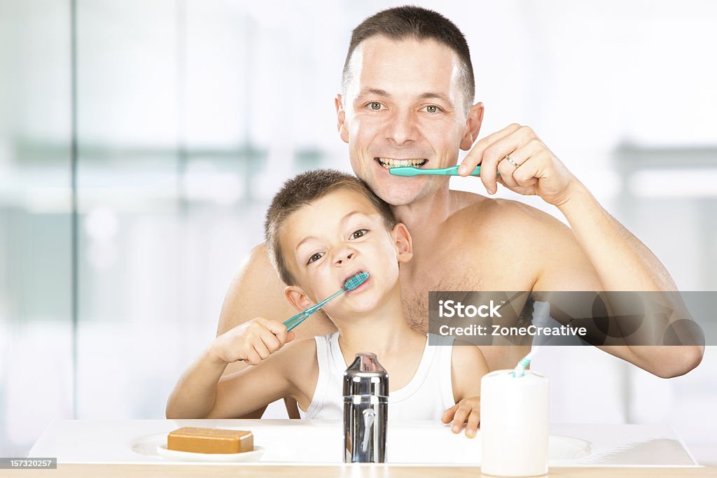 Enfant brosses à dents avec son père - Photo de Adulte libre de droits