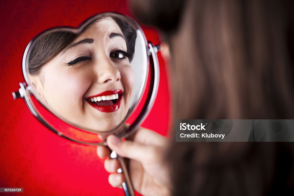 Garota Pin-up winking no espelho - Foto de stock de Espelho royalty-free