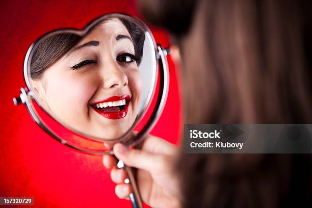 Foto de Garota Pinup Winking No Espelho e mais fotos de stock de Espelho - Espelho, Piscar - Expressão Facial, Símbolo do Coração