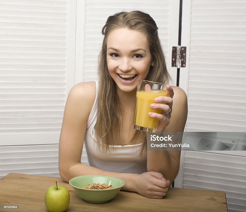 Retrato de linda chica feliz con desayuno - Foto de stock de Adolescente libre de derechos