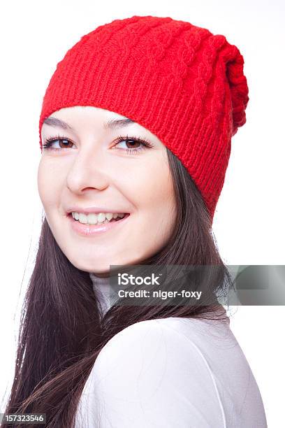 Cara De Hermosa Chica En Tapa Roja Foto de stock y más banco de imágenes de 18-19 años - 18-19 años, Adulto, Adulto joven