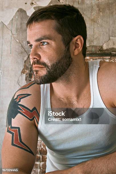 Hombre En Tanktop Foto de stock y más banco de imágenes de 20 a 29 años - 20 a 29 años, Barba de tres días, Cabello largo