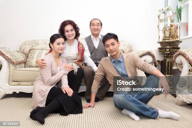 Młoda Para Z Ich Rodziców - zdjęcia stockowe i więcej obrazów Chińczycy - Chińczycy, Człowiek dojrzały, Rodzina