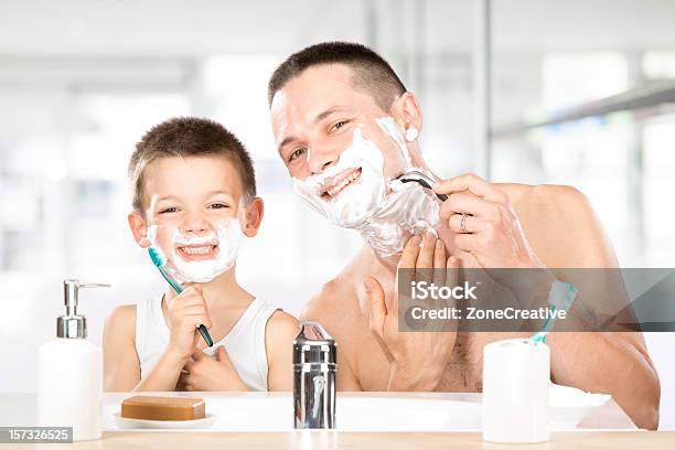 Padre Servizio Di Baby Con - Fotografie stock e altre immagini di Padre - Padre, Barba - Peluria del viso, Figli