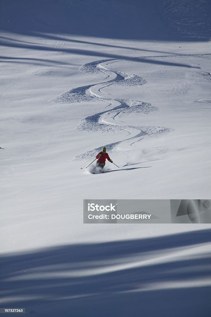 スキーエリアを行く新鮮なパウダー - 1人のロイヤリティフリーストックフォト