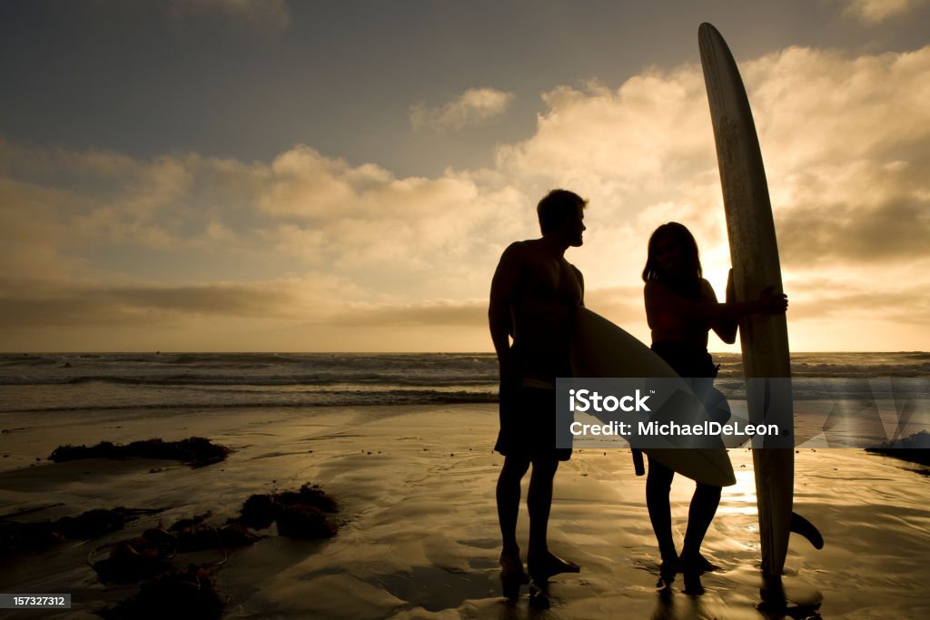 Surfista Silueta al atardecer - Foto de stock de 20-24 años libre de derechos