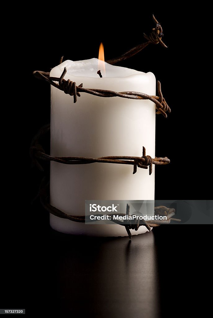 Свеча с запахом из стилизованной колючей проволоки - Стоковые фото Свеча роялти-фри