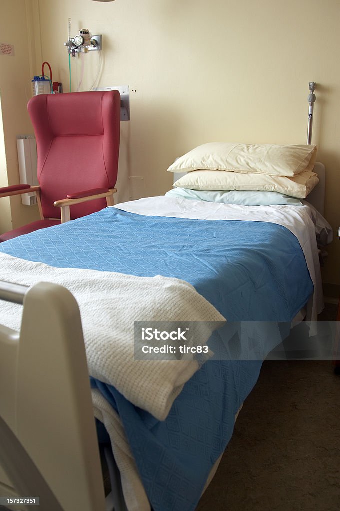 Vuoto lungo ospedale letto - Foto stock royalty-free di Ambientazione interna