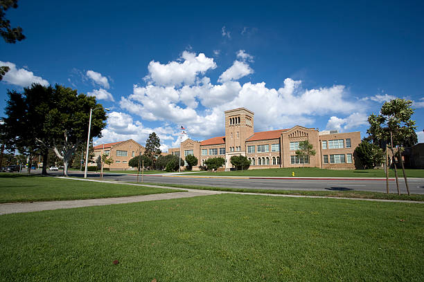 grandangolo scuola facciata - school secondary school building building exterior high school foto e immagini stock